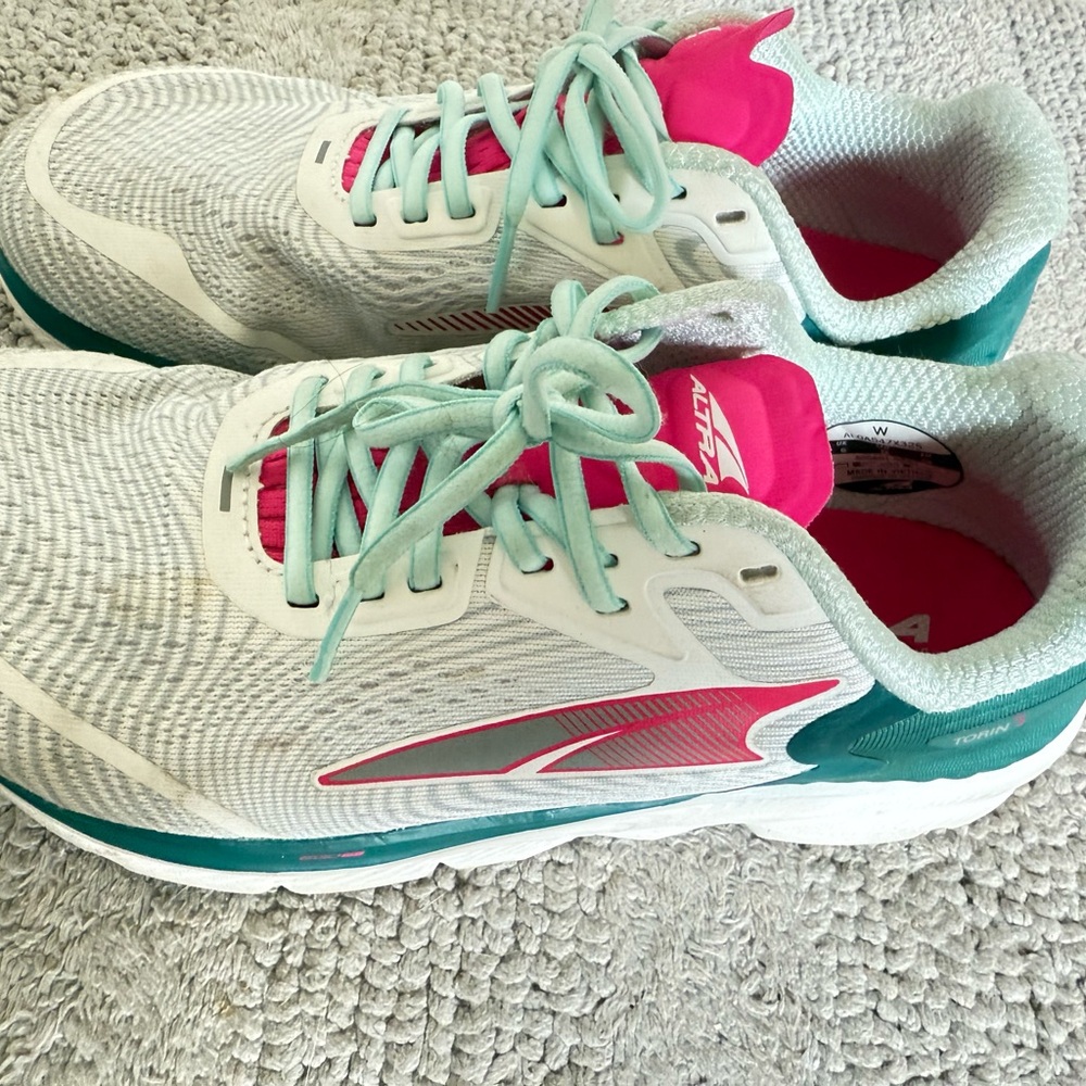 Women's Athletic Shoes in White and Pink